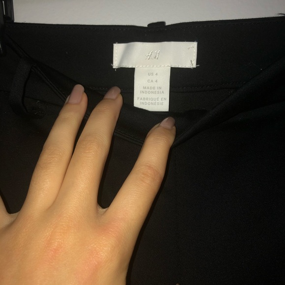 Classy black H&M trousers only worn once. - Picture 2 of 2